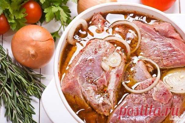 Подборка маринадов для запекания мяса в духовке. 
=1= 
Ингредиенты: 
200—250 мл белого сухого вина, 200—250 мл растительного масла, 1 морковь, 2 крупные луковицы, 1 долька чеснока, 1/2 лимона (или 250 мл уксуса), 1 небольшой пучок зелени петрушки, 2 лавровых листа, черный перец горошком.
Показать полностью…