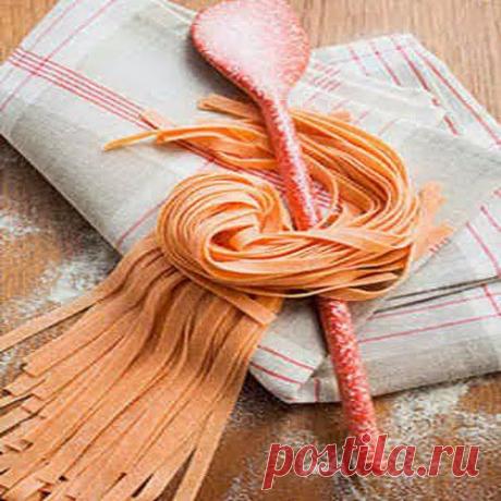 Лапша из моркови | Друг пенсионера
Морковь ценна высоким со­держанием каротина, ко­торый в организме превраща­ется в витамин А. Причем мор­ковь является редким исклю­чением из правил — в варе­ном виде она содержит боль­ше полезных веществ, чем в сыром.