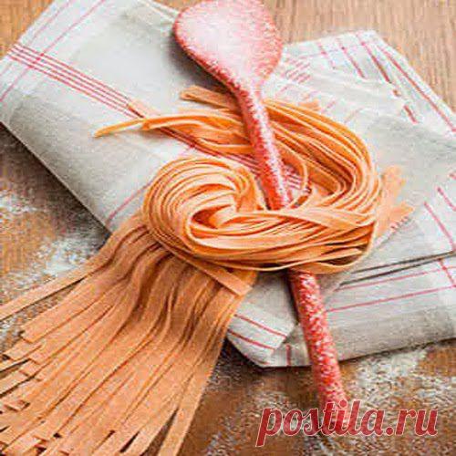 Лапша из моркови | Друг пенсионера
Морковь ценна высоким со­держанием каротина, ко­торый в организме превраща­ется в витамин А. Причем мор­ковь является редким исклю­чением из правил — в варе­ном виде она содержит боль­ше полезных веществ, чем в сыром.