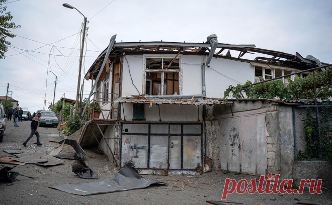 В Кремле заявили, что Баку проводит операцию де-юре на своей территории. Глава армянского Совбеза ранее обвинил российских миротворцев в невыполнении своих обязательств в Карабахе. В ответ Песков напомнил, что Баку проводит военную операцию де-юре на своей территории, назвав обвинения беспочвенными