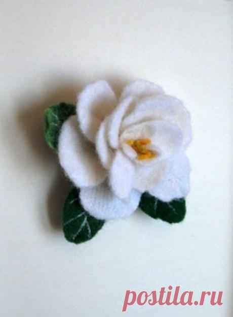 Брошь &quot;Камелия&quot; выполнена из шерсти, не предназначена для крепления на легкие ткани (шелк, шифон и т. д., если только не будет использоваться зажим, который не портит тонкую ткань). Крепление может быть булавкой, может быть булавкой и зажимом вместе, или только зажимом.  Не разлохматится со временем.