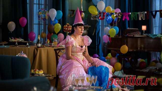 ༺🌸༻Лучшие французские фильмы

Мадам (2017)
Madame 
В ролях актеры:Тони Коллетт, Харви Кейтель, Росси де Пальма, Майкл Смайли, Том Хьюз, Виолэйн Джилиберт, Станислас Мерхар, Sue Cann, Ариан Сегийон, Амели Грэйс Журкин и другие
Уже не молодая супружеская пара – Анна и Боб - из Соединенных Штатов, желая придать перчинку отношениям и как-то разнообразить свой ставший слегка унылым брак, решает поехать в романтичный Париж и поселиться в шикарном имении. Они богаты, и много чего пр...