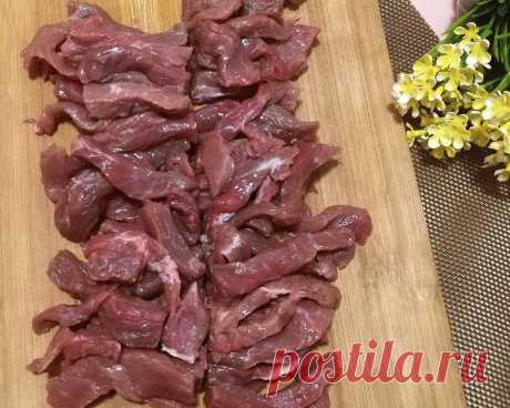 Нежный грибной соус и сочная говядина-простое, классическое мясное блюдо. Готовлю и на обеды, и на праздничный стол - Рецепты для дома Бефстроганов из говядины с грибным соусом-универсальное блюдо: хоть для семейного обеда, хоть на праздничный стол. Изюминка-грибной соус, благодаря которому говядина получается удивительно нежной. Буду рада, если рецепт вам понравится) Способ приготовления: Говяжью вырезку промываем и нарезаем тонкими кусочками. Каждый кусочек слегка отбива...