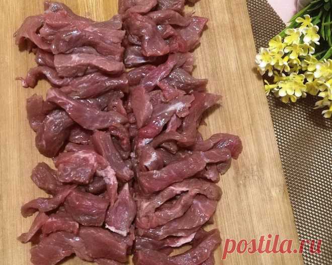 Нежный грибной соус и сочная говядина-простое, классическое мясное блюдо. Готовлю и на обеды, и на праздничный стол - Рецепты для дома Бефстроганов из говядины с грибным соусом-универсальное блюдо: хоть для семейного обеда, хоть на праздничный стол. Изюминка-грибной соус, благодаря которому говядина получается удивительно нежной. Буду рада, если рецепт вам понравится) Способ приготовления: Говяжью вырезку промываем и нарезаем тонкими кусочками. Каждый кусочек слегка отбива...