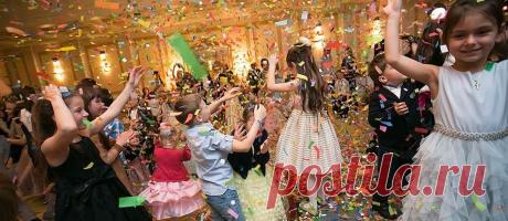 Сценарій Новорічного свята в музичній школі Сценарій новорічного свята в музичній школі
Автор Юдіна Ірина Аркадіївна
викладач по класу фортепіано
Чернігівської музичної школи №1 імені Стефана Вільконського
Музичне мистецтво. Сценарій Новорічного свята в музичній школі (чи інших шкіл естетичного виховання:школі мистецтв,музичній студії,гур