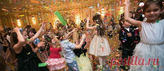 Сценарій Новорічного свята в музичній школі Сценарій новорічного свята в музичній школі
Автор Юдіна Ірина Аркадіївна
викладач по класу фортепіано
Чернігівської музичної школи №1 імені Стефана Вільконського
Музичне мистецтво. Сценарій Новорічного свята в музичній школі (чи інших шкіл естетичного виховання:школі мистецтв,музичній студії,гур