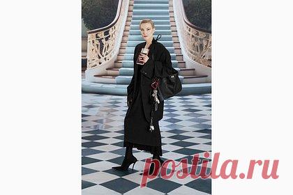 Рената Литвинова снялась в рекламе Balenciaga. Советская и российская актриса театра и кино, кинорежиссер, сценарист Рената Литвинова снялась в рекламе весенней коллекции французского модного дома Balenciaga. 57-летняя знаменитость позировала перед камерой в полный рост, стоя на фоне лестницы. При этом она надела монохромный черный наряд.