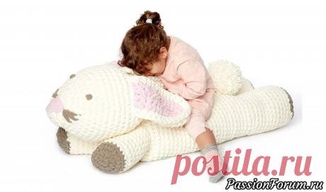 Большой вязаный заяц крючком - запись пользователя Лисик (Светлана) в сообществе Вязание крючком в категории Вязаные крючком аксессуары Милый и уютный друг нужен каждому ребенку. А если это такой большой зайка, на котором и полежать можно, то это вдвойне приятно!  Заяц вяжется крючком из плюшевой пряжи, поэтому он очень мягкий и уютный.