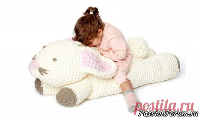 Большой вязаный заяц крючком - запись пользователя Лисик (Светлана) в сообществе Вязание крючком в категории Вязаные крючком аксессуары Милый и уютный друг нужен каждому ребенку. А если это такой большой зайка, на котором и полежать можно, то это вдвойне приятно!  Заяц вяжется крючком из плюшевой пряжи, поэтому он очень мягкий и уютный.