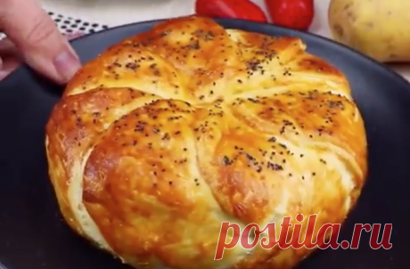 Сырная булочка с сюрпризом - любимое лакомство моей мамочки! - Заметки домохозяйки Сырная булочка с сюрпризом — любимое лакомство моей мамочки! И вкусно, и просто! Ингредиенты: — 1 лист слоеного теста — 1 камамбер — масло для жарки — 75 г бекона — 60 г лука — 1 вареная картофелина — 1 яичный желток — щепотка мака Приготовление: