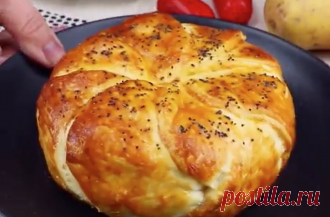 Сырная булочка с сюрпризом - любимое лакомство моей мамочки! - Заметки домохозяйки Сырная булочка с сюрпризом — любимое лакомство моей мамочки! И вкусно, и просто! Ингредиенты: — 1 лист слоеного теста — 1 камамбер — масло для жарки — 75 г бекона — 60 г лука — 1 вареная картофелина — 1 яичный желток — щепотка мака Приготовление: