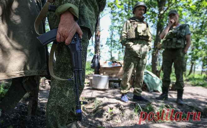 В кабмине решили уравнять страховые выплаты добровольцам и военным. Комиссия правительства России по законопроектной деятельности поддержала проект закона, который устанавливает одинаковые условия, суммы и порядок страхования участников добровольческих формирований с уже действующими для военнослужащих.
