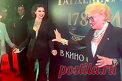 Режиссер «Гардемаринов» устроила конфликт на красной дорожке премьеры. Российская актриса, режиссер Светлана Дружинина, создавшая сериал «Гардемарины, вперед!», отогнала от себя актрису театра и кино Анастасию Макееву на премьере своего нового фильма «Гардемарины 1787. Мир». Актриса захотела обняться, но режиссер вежливо отогнала ее от себя.
