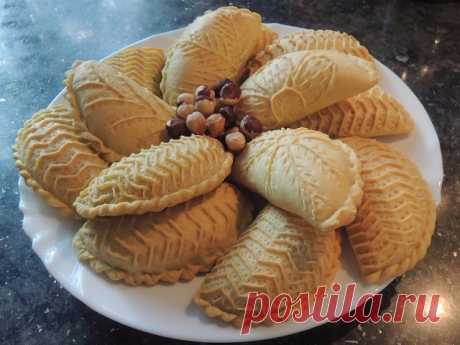 ТОП-6 РЕЦЕПТОВ ВКУСНОЙ ВОСТОЧНОЙ ВЫПЕЧКИ 

1) БАДАМБУРА

ИНГРЕДИЕНТЫ:

Для теста:
● Молоко 500 мл
● Дрожжи свежие - 25 г, сухие - 1 ст.л.
● Сахар - 1 ст.л.
● Мука - 700-800 г (или сколько возьмет)
● Слив. масло - 75 г (растопленное)
● Яйцо - 1 шт. (комнат. температуры)
● Сметана 150 г (комнат. температуры)
● Соль - щепотка

Начинка:
● Очищенный промолотый миндаль - 300 г
● Сахар - 300 г
● Кардамон - по вкусу

Дополнительно:

● слив. масло для обмазки теста 
Дело в том, что...