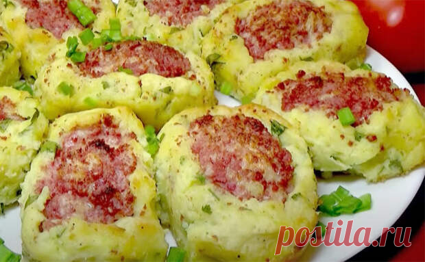 Котлеты из пюре. Кладем внутрь фарш из вареной колбасы и ставим в духовку