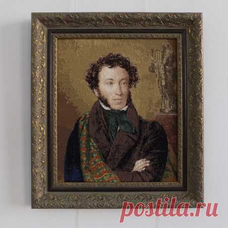 Портрет поэта А.С.Пушкина 1827г. по мотивам картины Ореста Кипренского и оригинальному набору Золотое руно МК-045 (дизайн Анны Петуновой).
Окно вышивки: 29 х 35 см; размер в раме: 42 х 48 см, оформление: багет-пластик премиум-класса серии Bella Cornice, стекло музейное; исполнение: б/м &quot;Золотой багет&quot; Оксаны Юровой, г. Пятигорск