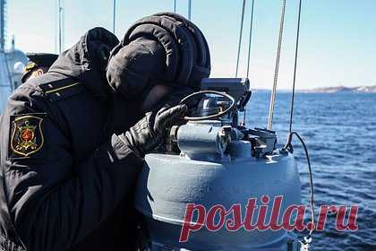 Названы задачи российских морских дронов. Морские дроны, которые Минобороны России получит до конца 2023 года, смогут помешать доставке оружия для Вооруженных сил Украины кораблями, сообщил военный историк, директор музея войск ПВО Юрий Кнутов. Он отметил, что аппарат может нести не только взрывчатку, но и другие грузы.
