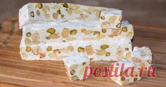 Рецепт классической итальянской нуги - Torrone Автор рецепта IrinaCooking Рецепт классической итальянской нуги - Torrone - пошаговый рецепт с фото. Рецепт приготовления популярной классической итальянской нуги Торроне в домашних условиях со всеми тонкостями и нюансами. Заметьте, при приготовлении не нужен термометр! 
Самый лучший вариант для выкладывания нуги - рисовая бумага, если есть. Нуга потом просто разрезается вместе с ней.