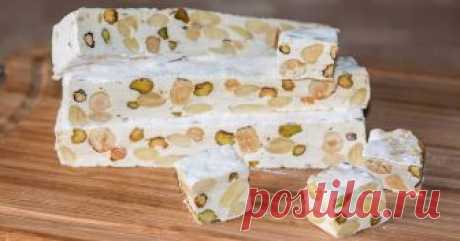 Рецепт классической итальянской нуги - Torrone Автор рецепта IrinaCooking Рецепт классической итальянской нуги - Torrone - пошаговый рецепт с фото. Рецепт приготовления популярной классической итальянской нуги Торроне в домашних условиях со всеми тонкостями и нюансами. Заметьте, при приготовлении не нужен термометр! 
Самый лучший вариант для выкладывания нуги - рисовая бумага, если есть. Нуга потом просто разрезается вместе с ней.