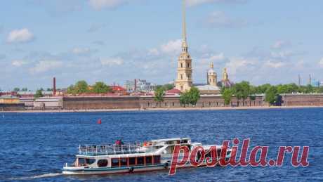 Отправьтесь в #речную прогулку на теплоходе по рекам и каналам Санкт-Петербурга! Это прекрасный вид досуга, который пользуется большой популярностью у жителей и гостей Северной столицы в тёплое время года. Навигация в #Петербурге начинается уже в апреле. В 2024 году официальное открытие намечено на 10 апреля для #Невы и в течение последующих двух недель для прочих водотоков, но обычно прогулки в Петербурге стартуют с начала мая.  Разглядывать, изучать и познавать Санкт-Пет...