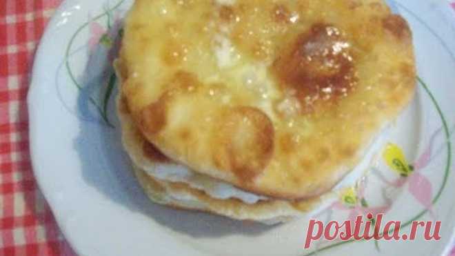 Пышки со сметаной и сахаром