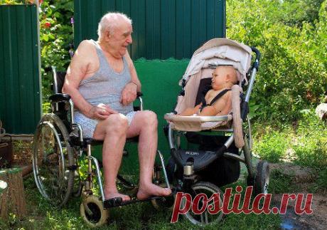 Одной крови! Прадед и правнук. Оба почти лысые, почти без зубов, еле ходят... и не работают))))) Разница в возрасте ровно 90 лет!!! Это мои отец и внук.