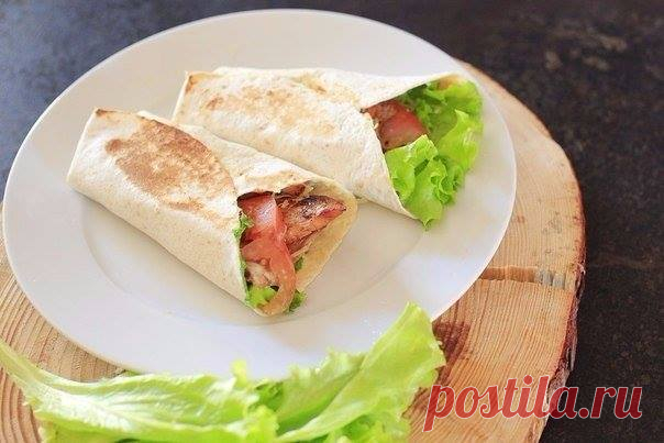 Цезарь ролл. Фитнес версия | Вкусные рецепты Цезарь ролл. Фитнес версия Ингредиенты: • Лепешка 1 • Куриное филе 100 г • Листья салата • Помидор • Сыр