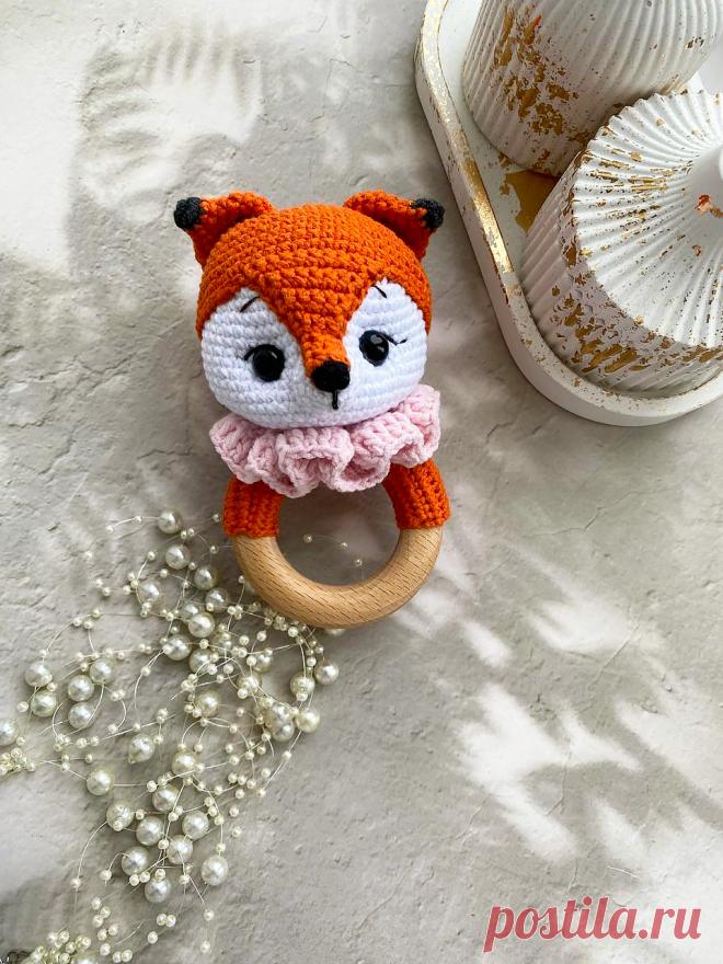 PDF Погремушка Лисичка крючком. FREE crochet pattern; Аmigurumi toy patterns. Амигуруми схемы и описания на русском. Вязаные игрушки и поделки своими руками #amimore - лиса, лисица, лисёнок для малышей, погремушка в виде лисичка из обычной пряжи.
