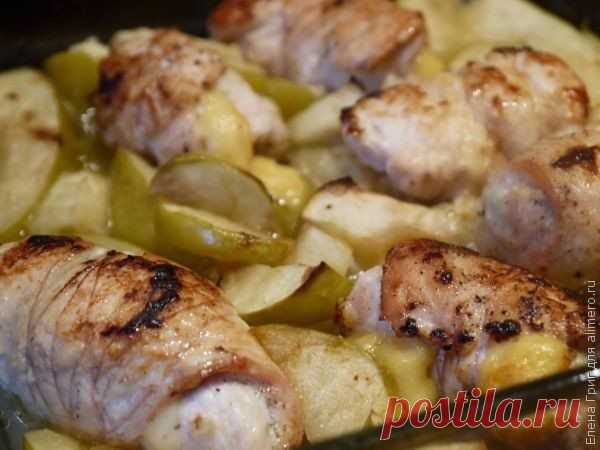Куриные рулетики с сыром, запеченные с яблоками