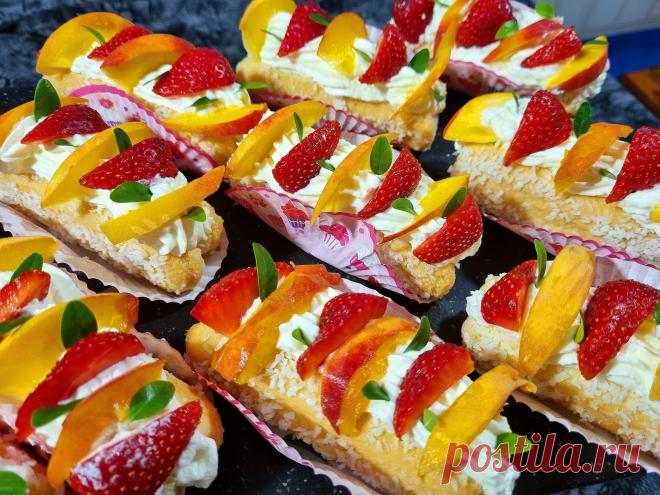 Пирожные тирамису. Пирожные тирамисуДля крема: В глубокой миске взбиваю холодные сливки на низких оборотах, до стойких пиков. Отдельно смешиваю крем-сыр с сахарной пудрой и эту массу кладу во взбитые сливки, перемешиваю миксером на низких оборотах (не перевзбейте, чтобы крем не разошелся). Готовый крем перекладываю в кондитерский мешок с любой насадкой.Наливаю молоко в тарелку, в другую тарелку сыплю кокосовую стружку. Беру печенье, на одну половинку наношу крема второй половинкой накрываю.…