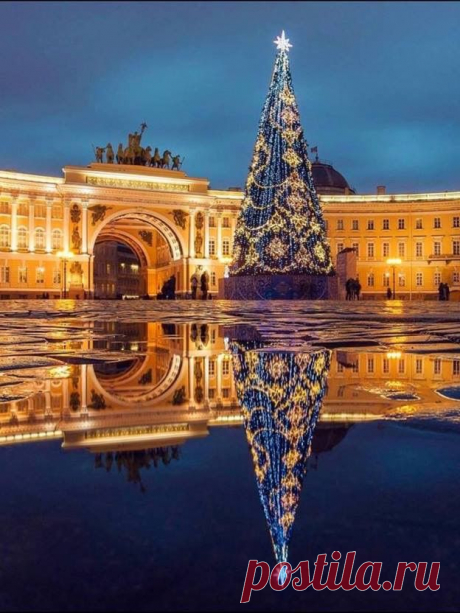 PALACE SQUARE AT CHRISTMAS, SAINT PETERSBURG, RUSSIA.