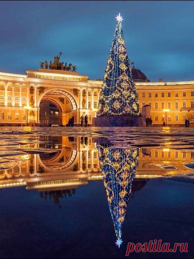 PALACE SQUARE AT CHRISTMAS, SAINT PETERSBURG, RUSSIA.