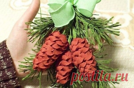 Делаем из гофрированной бумаги еловую веточку с шишками / Необычные поделки