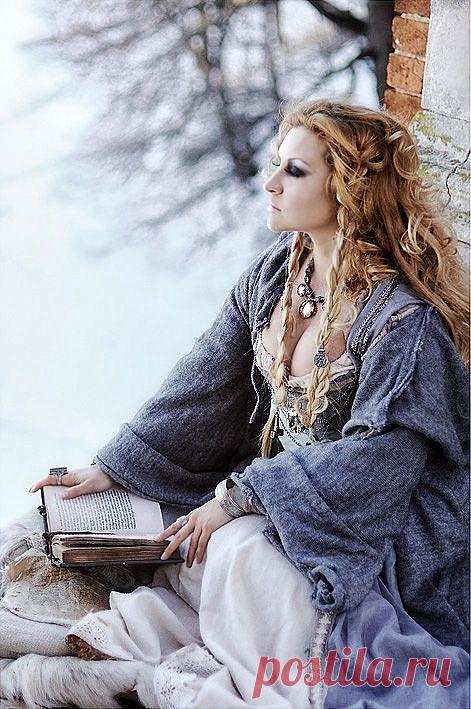 Сижу одна ..кусаю губы,я не курю,курить не буду.Зачем слова?Никто не слышит.Всё забыто.Вода разлита.Все разбито,но все пройдет.Пройдут сомнения исчезнут грусть и сожаления.Вокруг туман.Хочу свободы.Вся жизнь дерьмо,вокруг уроды.Нет смысла врать и бить тревогу.Зачем искать себе дорогу? Нет сил писать.Летают мысли.Осмыслю все. себя осмыслю.(волшебная страна книг к.н.)