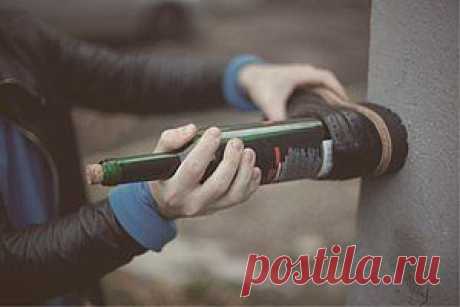 Как открыть бутылку вина без штопора?.