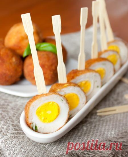 Перепелиные яйца по-шотландски.