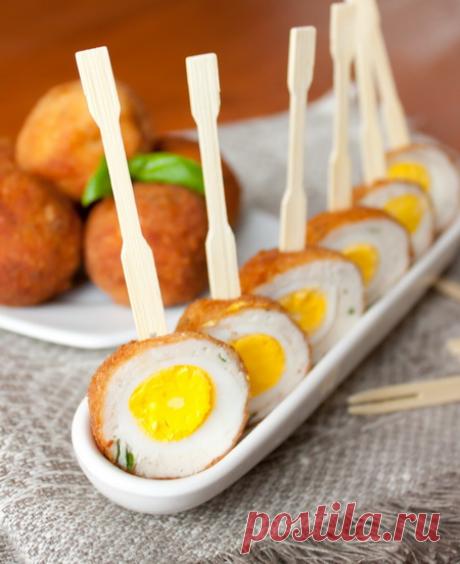 Перепелиные яйца по-шотландски.