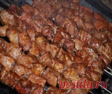 Фантастически мягкое мясо на шашлыки всего за 30 минут!
3 способа:
1. Рецепт весьма прост. На 2 кг мяса — 1 большой киви или 2 маленьких. Спелые разминаем руками и перемешиваем с мясом, а твёрдые киви режем на мелкие кусочки и тоже перемешиваем с мясом. Специи и лук — как любите. Мясо всегда становилось мягким всего за полчаса!!!
2. Два граната (желательно не гранатовый сок, а именно гранат), либо стакан сока, 2/3 стакана сухого красного вина (примерно 150 мг), лук (много) - это примерно на