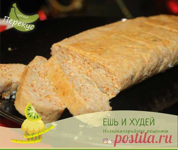 Домашняя куриная колбаска с овощами  

Калорийность: 95 ккал на 100 гр (Б/Ж/У - 16.45/ 1.66/ 2.63) 

Колбасу можно употреблять горячей, как самостоятельное блюдо, например приготовить такую колбасу на ужин и подать с овощным гарниром. А если охладить ее, то колбаска отлично подходит для бутербродов на перекус! 
Показать полностью…