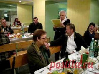 Это сочинение о Ленине сразило наповал всех педагогов. Вот он — уровень современного образования! В сочинении о Ленине юный автор умудрился слепить в кучу абсолютно все факты, которые были у него в голове.
Из этого набора знаний получился невообразимый винегрет, читать который без слёз невозможно!…