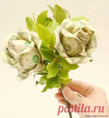 Денежный букет из долларовых розочек.