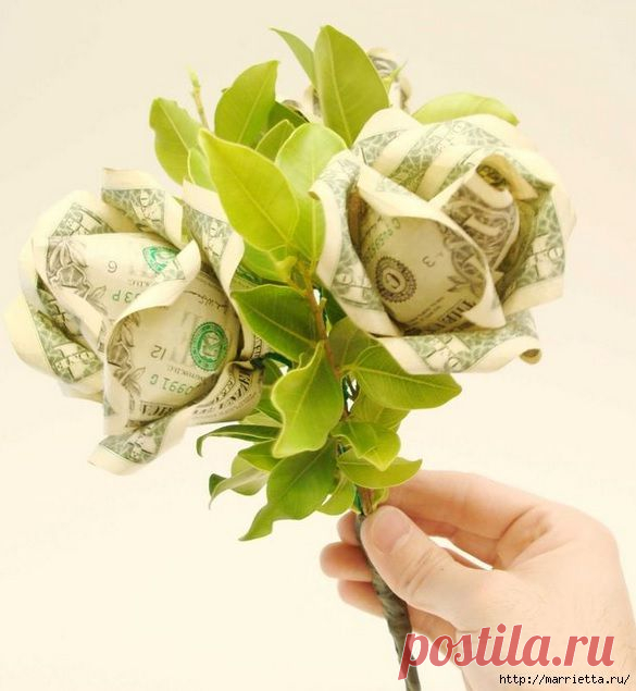 Денежный букет из долларовых розочек.