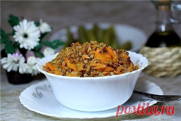 Такую гречку вы еще не ели: 5 вкуснейших некалорийных рецептов с одной из самых полезных круп.

1. Гречка с помидорами: просто и питательно
67 ккал на 100 грамм

Ингредиенты:

● Гречневая крупа 100 г
● Морковь 1 шт.
● Лук репчатый 1 шт.
● Помидоры в собственном соку или свежие 3-4 шт.
● Чеснок (по желанию) 1 зубчик
● Соль по вкусу

Приготовление:

Готовить гречку лучше всего в посуде с толстым дном, мы взяли казан, обычная сковорода тоже подойдет.
Лук и морковь очистить, н...