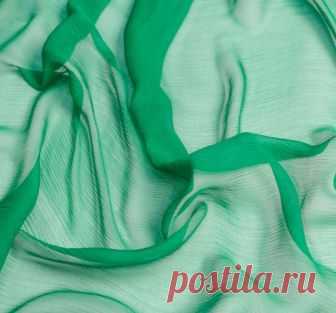 Как шить из шифона: 13 правил Шифон – легкая, мягкая, прозрачная ткань, которая может быть выполнена из различных волокон, таких как шелк, хлопок, вискоза, полиэстр, ацетат. В большинстве случаев подобная ткань вызывает трудности при пошиве и раскрое даже у очень опытных портных, но несмотря на это, большинство новичков...