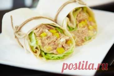 Рулет из лаваша с кукурузой, тунцом и авокадо