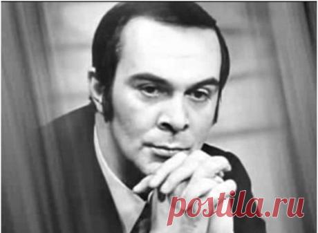 25 ОКТЯБРЯ 2008 ГОДА УШЕЛ ИЗ ЖИЗНИ МУСЛИМ МАГОМАЕВ Он появился на свет в Баку 17 августа 1942 года. Первую мелодию Муслим сочинил в пять лет. Семи – его отдали в музыкальную школу при Бакинской консерватории. А потом голос властно вырвался на волю и начал диктовать свои правила жизни.