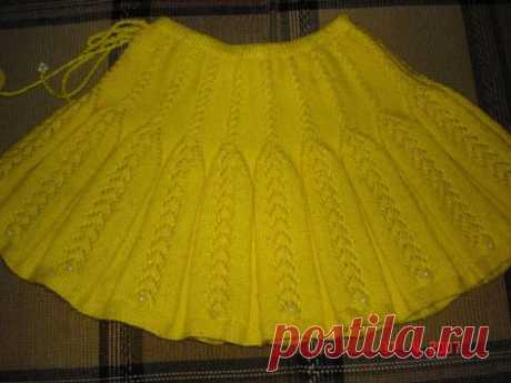 Юбка в складку для девочки
Юбка вяжется на круговых спицах.
Расчет петель: окружность талии/бедер*2, и добавить, чтобы итоговое число петель делилось на 7. 
Вяжем планку для резинки: 
7 круговых рядов лиц. петлями, 
1 р. изн. петлями, 
7 р. лиц. петлями. 
1 р. изн. петлями, 
в конце работы планку сложить вдвое, наверху будет изн. ряд, а с изнанки удобно будет сшивать по лиц. петлям.
Далее провязать один установочный ряд для кос - 3 лиц. п., 4 изн. п.
Вяжем косу на 3-х петлях - *1 круго