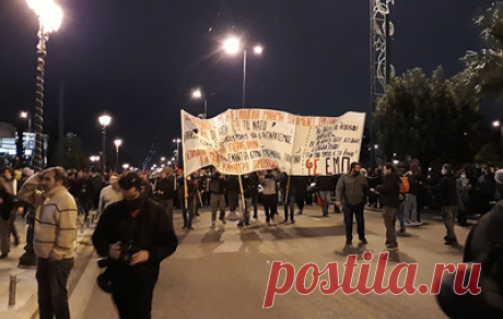 В Афинах тысячи человек приняли участие в марше протеста к посольству США. Марш проводился в связи с 48-й годовщиной восстания студентов афинского Политехнического института, подавленного войсками фашистской хунты &quot;черных полковников&quot; 17 ноября 1973 года