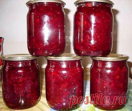 САЛАТ СО СВЕКЛОЙ И КАБАЧКАМИ 

Делаю такой салатик много лет, мои трескают с удовольствием. 
3 кг свеклы, 
3кг кабачков( и то и другое нашинковать на терке). 
1,5кг лука(порезать кольцами). 
3 ст. ложки соли, 
300 г сахара, 
100 г уксуса 9%, 
0,5 стакана подсолнечного масла. 
Перемешать и оставить на 30 мин. Затем тушить 40 мин. 
Разложить в стерилизованные банки и на ночь под одеяло. Такой похожий рецептик я видела здесь, но весь секрет в том, что свеклу предварительно не...