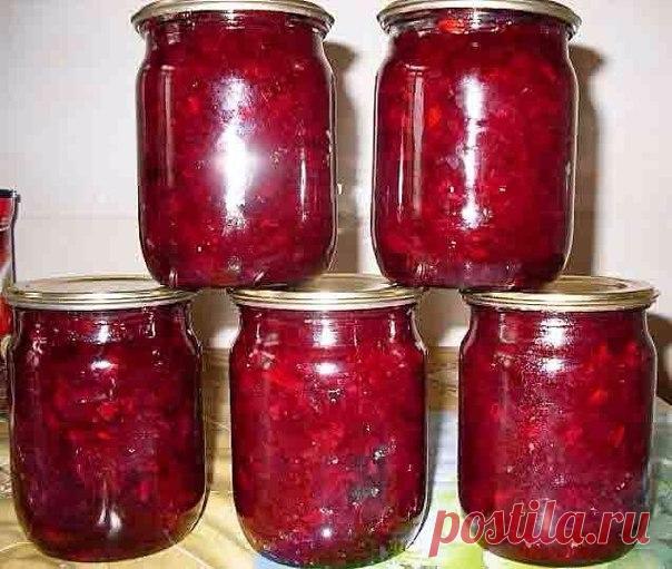 САЛАТ СО СВЕКЛОЙ И КАБАЧКАМИ 

Делаю такой салатик много лет, мои трескают с удовольствием. 
3 кг свеклы, 
3кг кабачков( и то и другое нашинковать на терке). 
1,5кг лука(порезать кольцами). 
3 ст. ложки соли, 
300 г сахара, 
100 г уксуса 9%, 
0,5 стакана подсолнечного масла. 
Перемешать и оставить на 30 мин. Затем тушить 40 мин. 
Разложить в стерилизованные банки и на ночь под одеяло. Такой похожий рецептик я видела здесь, но весь секрет в том, что свеклу предварительно не...